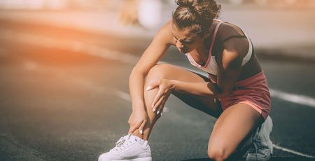 Une sportive souffrant d'une crampe.