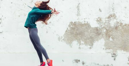 Une femme en tenue de sport.