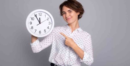 Une femme qui a une horloge dans les mains