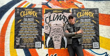 Philippe Barre Fondateur de Darwin pose devant la nouvelle affiche du festival Climax