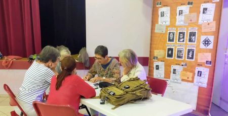 Cinq personnes sont à une table et font un escape game sur le sommeil