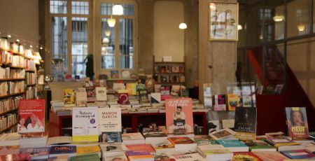 L'intérieur de la Librairie à soi.e spécialisée dans les féminismes