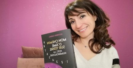Alexandra Gabriel tient son livre "Mon chemin d'âme sur Terre avec la numérologie"