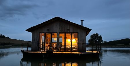 maison en bois flottante sur lac