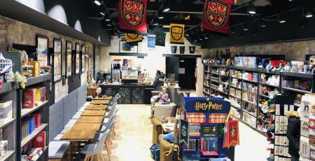 Intérieur de la boutique aux deux balais à Bercy Village