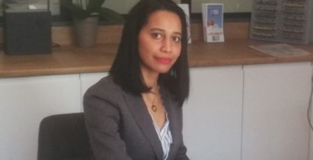 Ikhlas (prononcer Erlas) Nosbe, cheffe d'entreprise épanouie