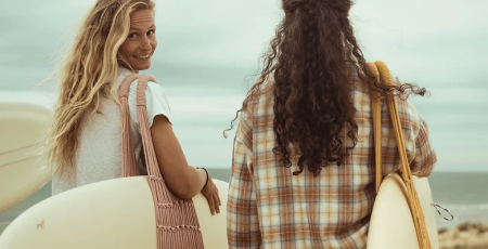Le nouvel accessoire indispensable pour porter sa planche de surf