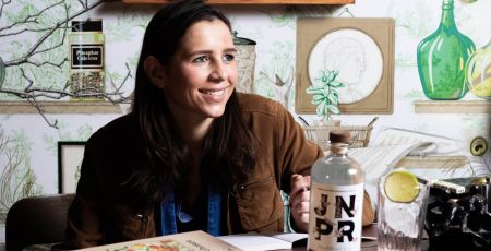 Valérie De Sutter tien dans la main une bouteille de sa marque JNPR