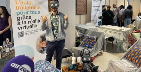 Jérémy Grasset sur le stand de téléportin avec un casque de réalité virtuel au salon zen Paris