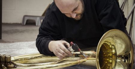 Alsace : il créer, fabrique et répare des instruments à cuivres