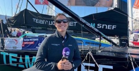 Justine Mettraux sur son bateau
