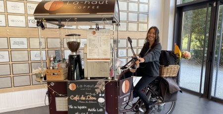 Nathalie Lao sur son triporteur à café