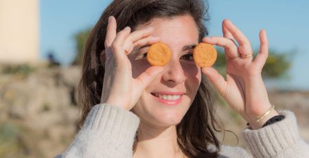 Une dame met des mini cakes La Picorée devant ses yeux.