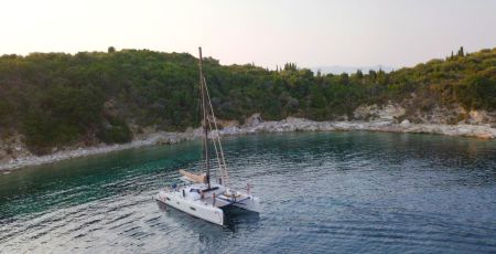 Le catamaran baies du monde en mer avant l'expedition mission o