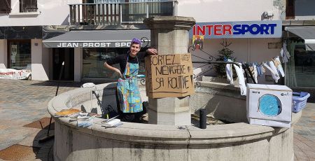Personne dans fontaine spectacle art