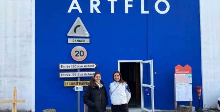 Les fondatrices d'ARTFLO Karine Villey et Solène Lier face au lieu peint en bleu Klein.