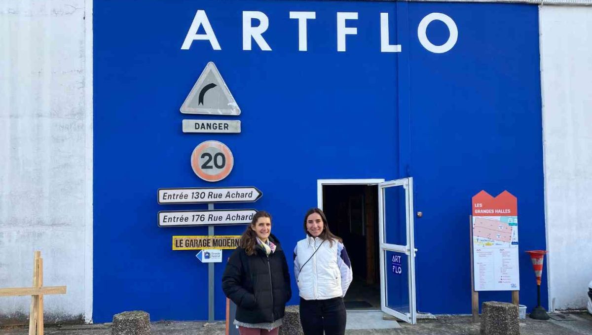 Les fondatrices d'ARTFLO Karine Villey et Solène Lier face au lieu peint en bleu Klein.
