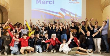 Les lycéens du lycée Notre Dame De Bellegarde après leur victoire en 2021