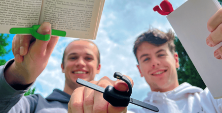 Innovation : un petit outil bien utile pour lire d’une main