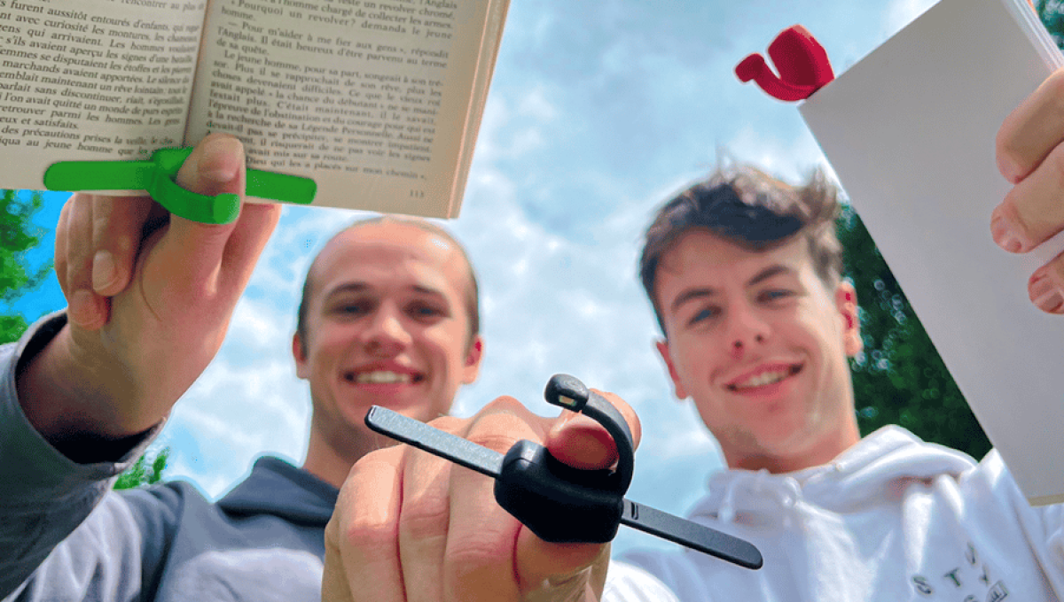 Innovation : un petit outil bien utile pour lire d’une main