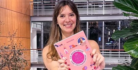 Mathilde Elind avec son livre "En mouvement pour l’accouchement, 60 exercices pour bien se préparer avec la kiné"