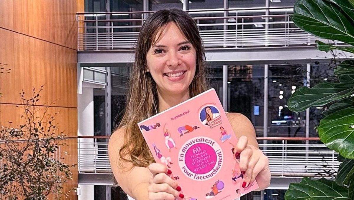 Mathilde Elind avec son livre "En mouvement pour l’accouchement, 60 exercices pour bien se préparer avec la kiné"
