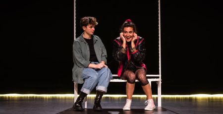 L'un des duos de la pièce de théâtre MER. Elles sont assises sur un banc Coline Kuentz-Lucile Dirand-