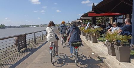 Monsieur Bacchus propose un circuit touristique à vélo à Bordeaux.