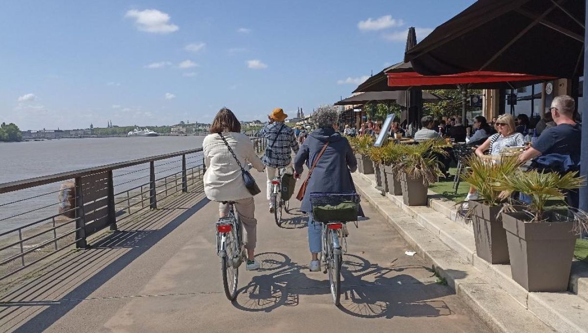 Monsieur Bacchus propose un circuit touristique à vélo à Bordeaux.