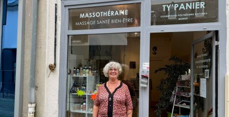 Mireille devant son institut