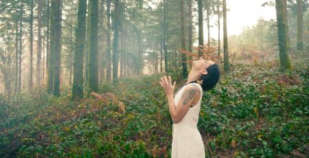 Méditation dans la forêt de Yogafirebyjo