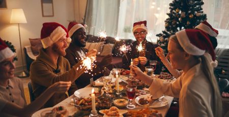 Une famille célèbre Noël autour d'un bon repas.
