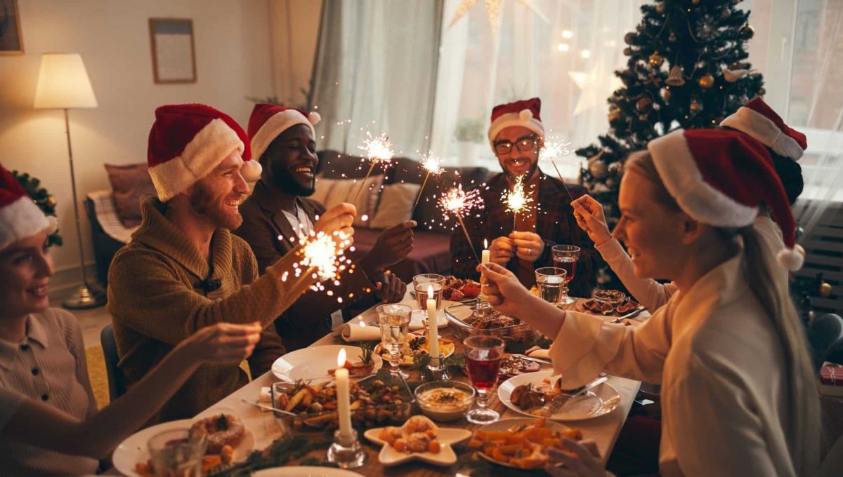 Une famille célèbre Noël autour d'un bon repas.