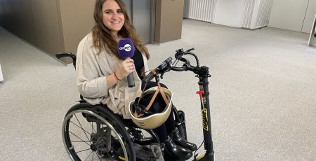 Charlotte Alaux sur son fauteuil roulant/trottinette