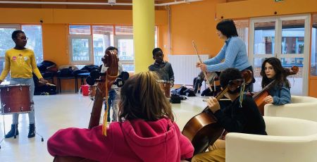 Des jeunes suivent des cours de percussions avec un membre de l'Orchestre Dijon Bourgogne