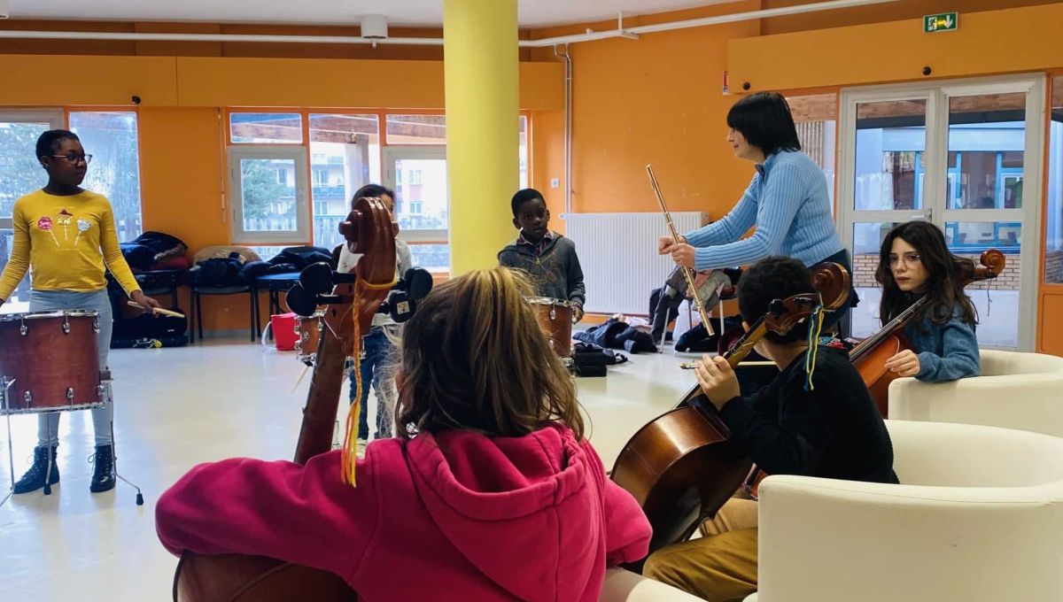 Des jeunes suivent des cours de percussions avec un membre de l'Orchestre Dijon Bourgogne