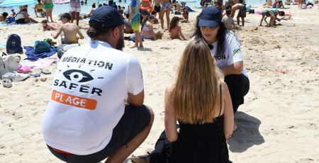 Des médiatrices et médiateurs de Safer Plage vont à la rencontre du public