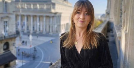 Clara Deleuze, créatrice de la plateforme On divorce, pose sur un balcon