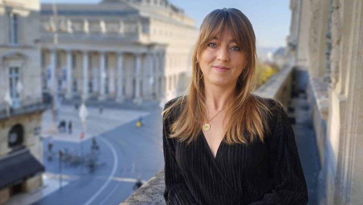 Clara Deleuze, créatrice de la plateforme On divorce, pose sur un balcon