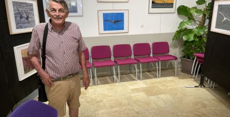 Patrick exposant ses photos à la mairie de Monaccia