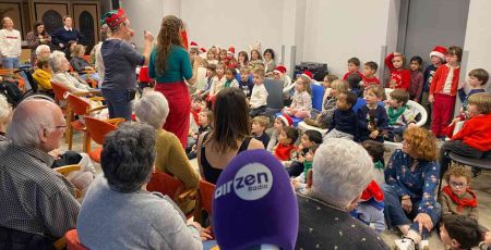 Les enfants de l'école maternelle Paul Antin chantent des chants de Noël à l'EHPAD le Sablonat