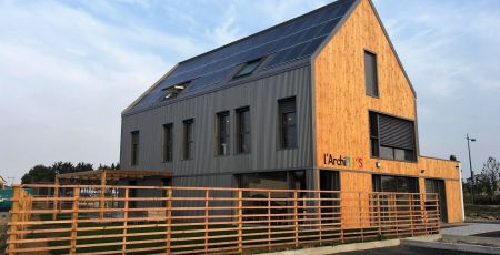Construire sa maison en carton, un pari social, écologique et économique
