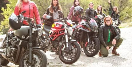 motardes heureuses à côté de leurs motos