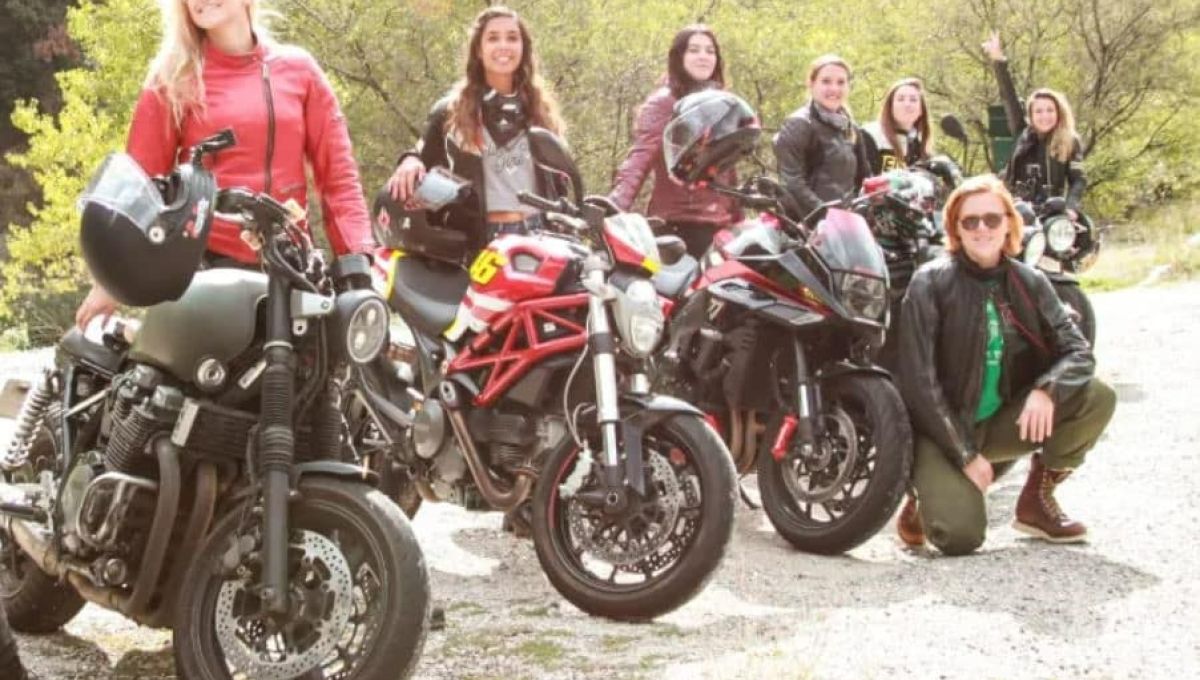 motardes heureuses à côté de leurs motos