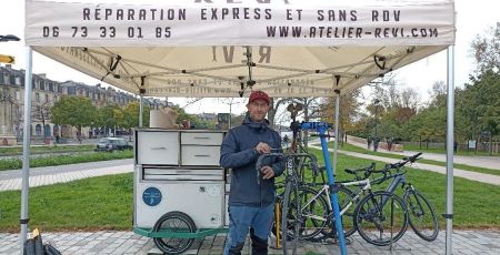 Bastien, fondateur de l'Atelier Revi, sur les quais de Bordeaux.