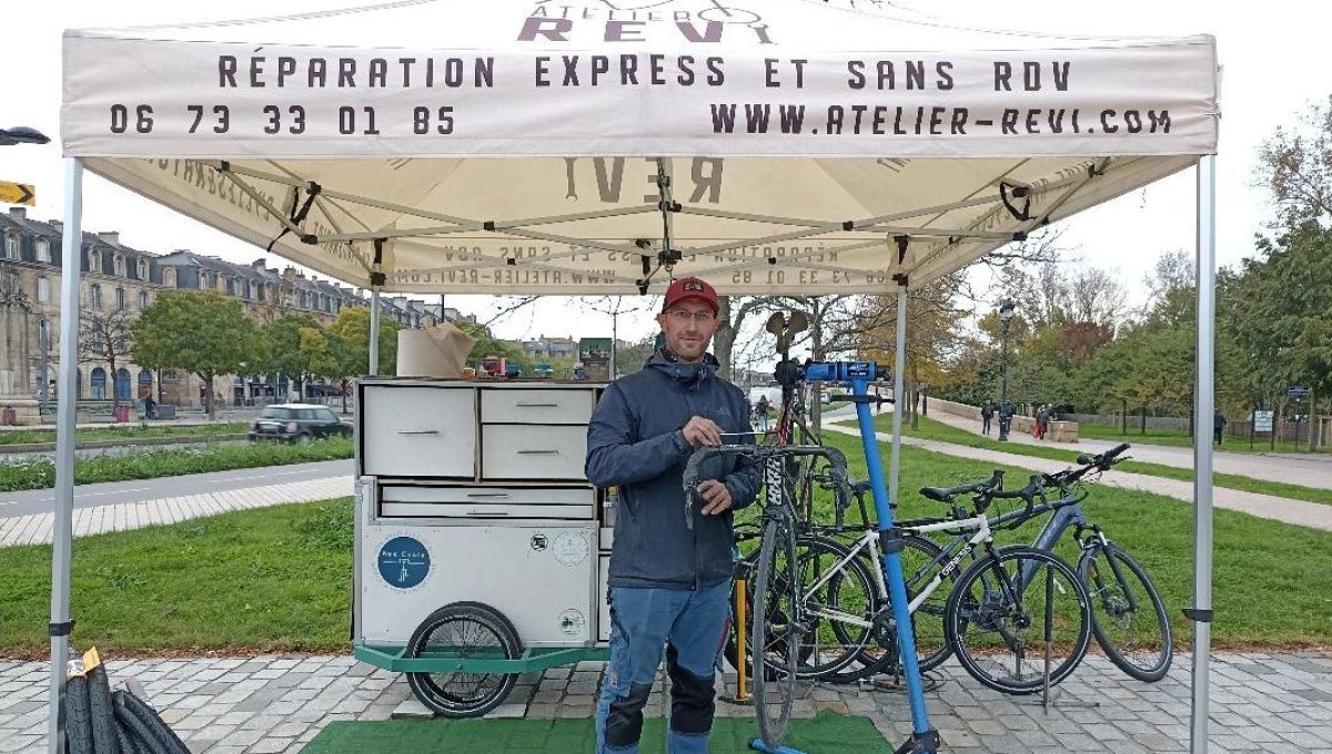 Bastien, fondateur de l'Atelier Revi, sur les quais de Bordeaux.