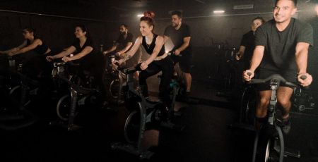 Un session d'indoor cycling en présence de Kevin, coach, à droite.