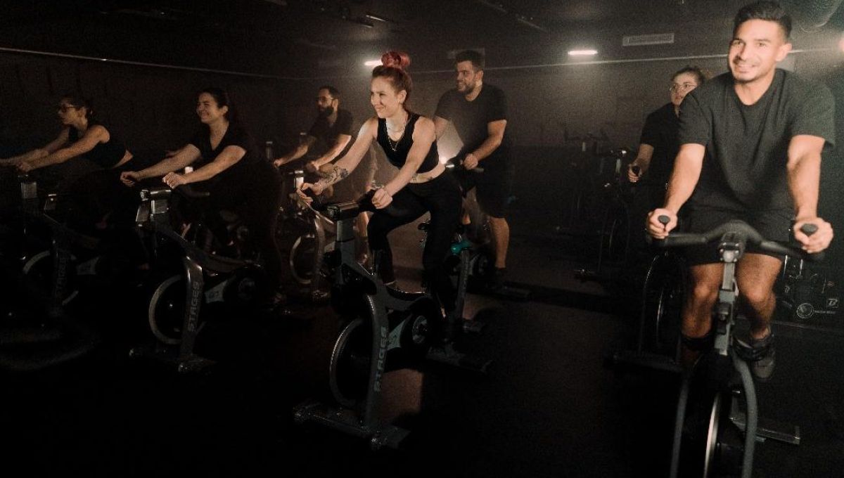 Un session d'indoor cycling en présence de Kevin, coach, à droite.