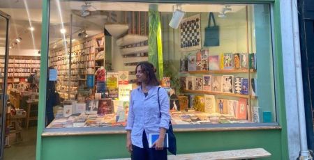 Alice devant la librairie Petite Egypte à Paris
