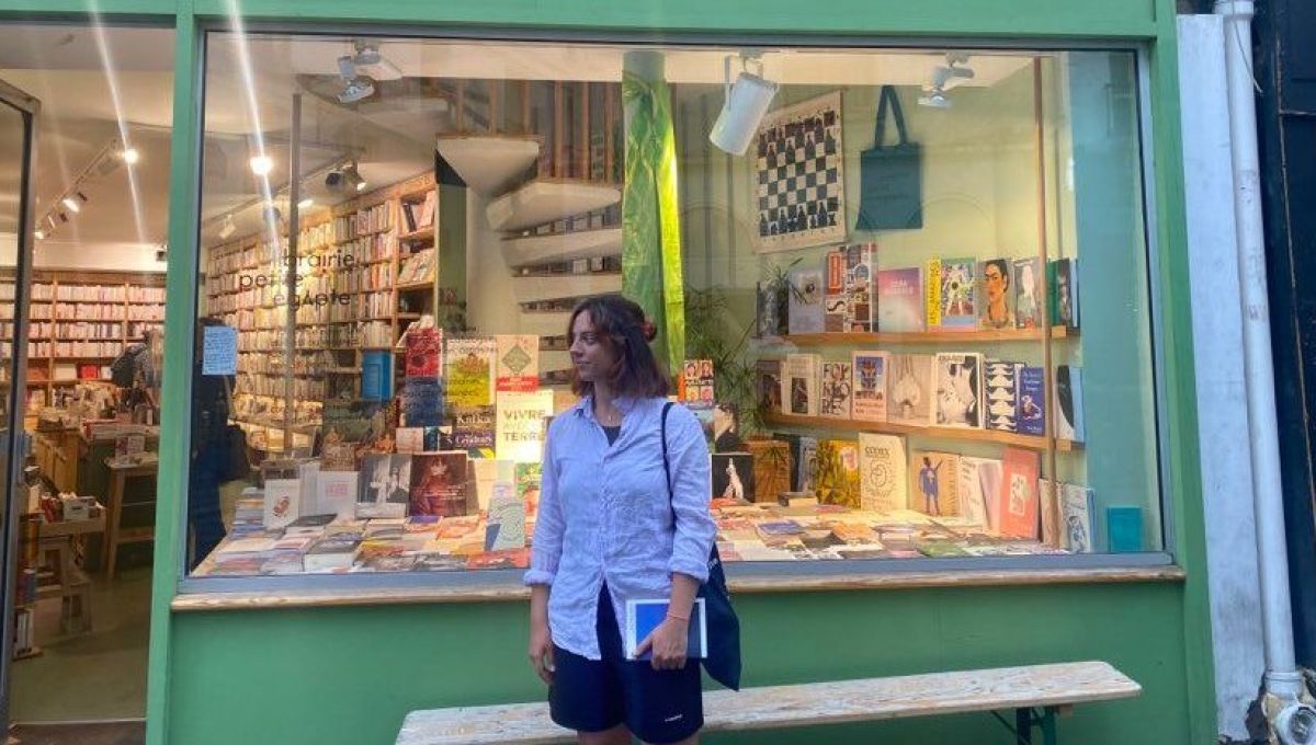Alice devant la librairie Petite Egypte à Paris